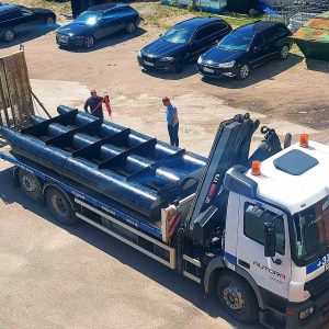 triju daliu katamaranas